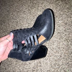 GUC QUPID Black Booties